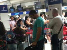 Passageiros no saguão do aeroporto, após cancelamento. (Foto: Direto das Ruas).