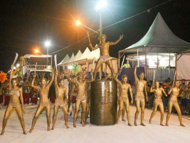 Grupo Teatral 'Falta Um' reproduziu a disputa entre Ogum e Xangô pelo amor de Iansã na Avenida (Foto: Paulo Francis)