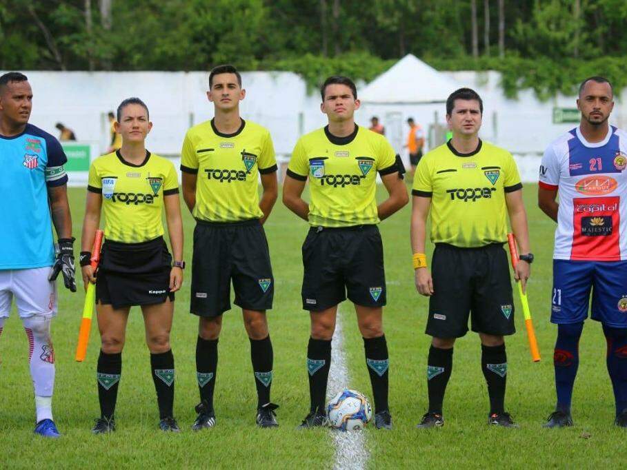 Daiane, aos 31 anos, parte da lista de árbitras credenciadas pela CBF (Confederação Brasileira de Futebol), em as mulheres são cerca de 7% de todo a equipe nacional. (Foto: Arquivo Pessoal)