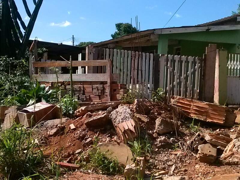 Em setembro do ano passado, foram removidas 15 famílias aproximadamente do local, porém não foi feita a retirada do entulho e lixo. (Foto: Direto das Ruas)