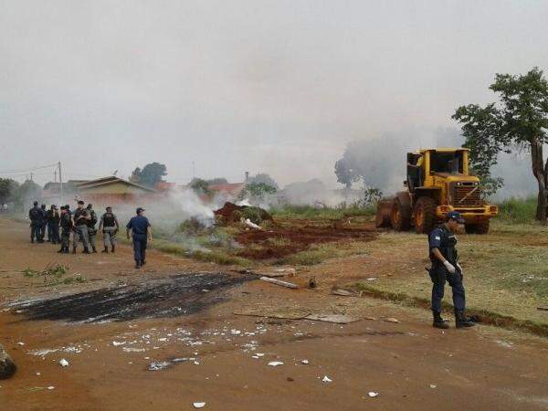 Policiais militares e guardas municipais acompanharam despejo, que teve confronto (Foto: Eliel Oliveira)