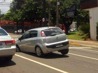 Veículo ficou com a roda presa em buraco após asfalto ceder. (Foto: Direto das Ruas)