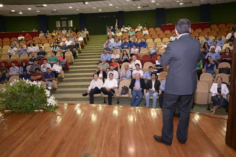 Palestrante falou para professores e estudantes de engenharia sanitária. (Foto: Divulgação/ Águas Guariroba)