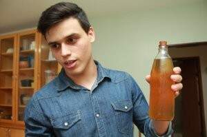 Gabriel e seu kombucha. (foto: Arquivo CG News)