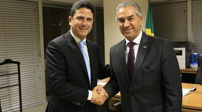 O governador Reinaldo Azambuja com o ministro das Cidades, Bruno Araújo, em uma das reuniões para viabilizar a construção de casa em Mato Grosso do Sul (Foto: Divulgação)