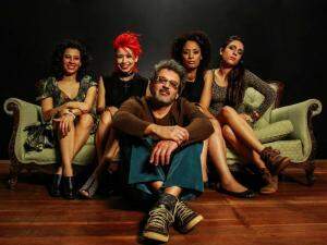 Mayara no canto direito, com a Pétalas de Pixe, banda formada só por mulheres, e o cantor Jerry Espindola.