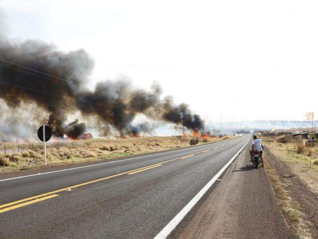 Incêndio iniciado em lavouras de cana cobriu BR-463 de fumaça, em agosto do ano passado (Foto: Helio de Freitas)