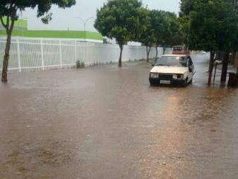 Chuva alagou ruas da cidade. (Foto: O Correio News)