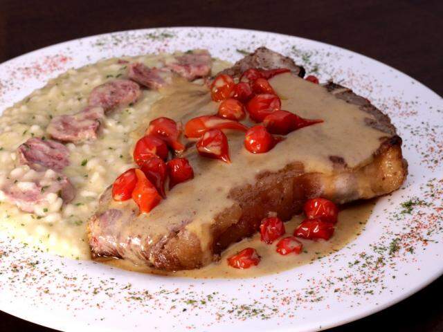 No Pietro e Maria, corte especial ao molho de pimentas biquinho, com risoto de mandioca e linguiça pantaneira. (Foto: Divulgação)