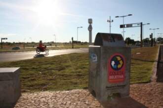 Lixeira feita com pneus está instalada na área destinada à observação de aeronaves, no Aeroporto Internacional. (Foto: Divulgação)