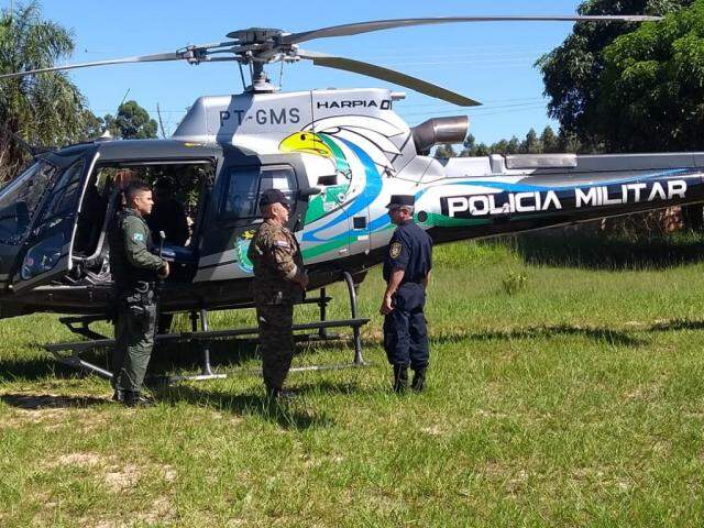 Helicóptero da PM de MS leva oficiais da Polícia Nacional para região onde ocorreu sequestro (Foto: Porã News)