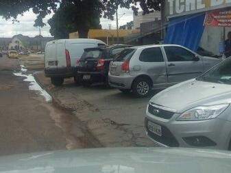 Água acumulada na guia e carros estacionados na calçada da avenida Bom Pastor (Foto: Direto das Ruas)