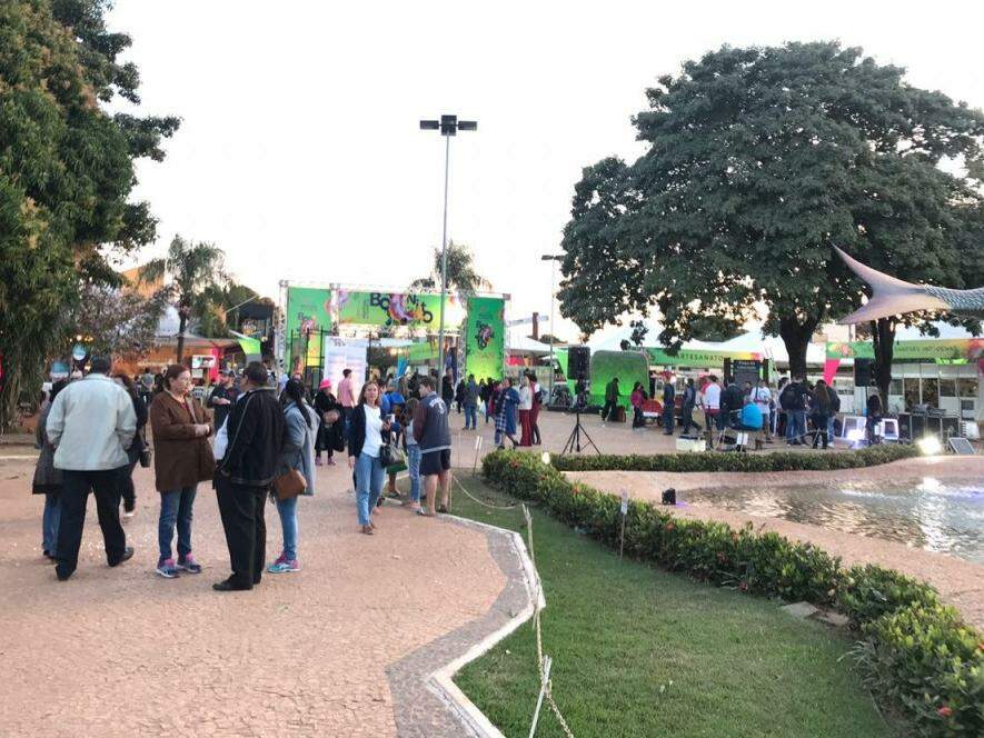 Praça da Liberdade, em Bonito, começa a ficar cheia para a abertura do Festival de Inverno, logo mais. (Foto: Lucimar Couto)