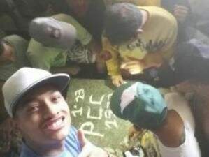 Uma das imagens da festa no presídio percorreu as redes sociais. (Foto: Reprodução)
