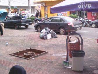 Os resíduos se acumularam desde o inicio da semana, quando houve a paralisação da coleta de lixo.(Foto:Direto das Ruas)