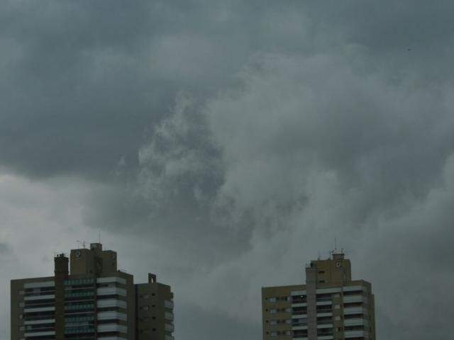 Neste domingo, em Campo Grande, a chuva causou quedas de energia, de árvores e alagamentos. (Foto: Alcides Neto).