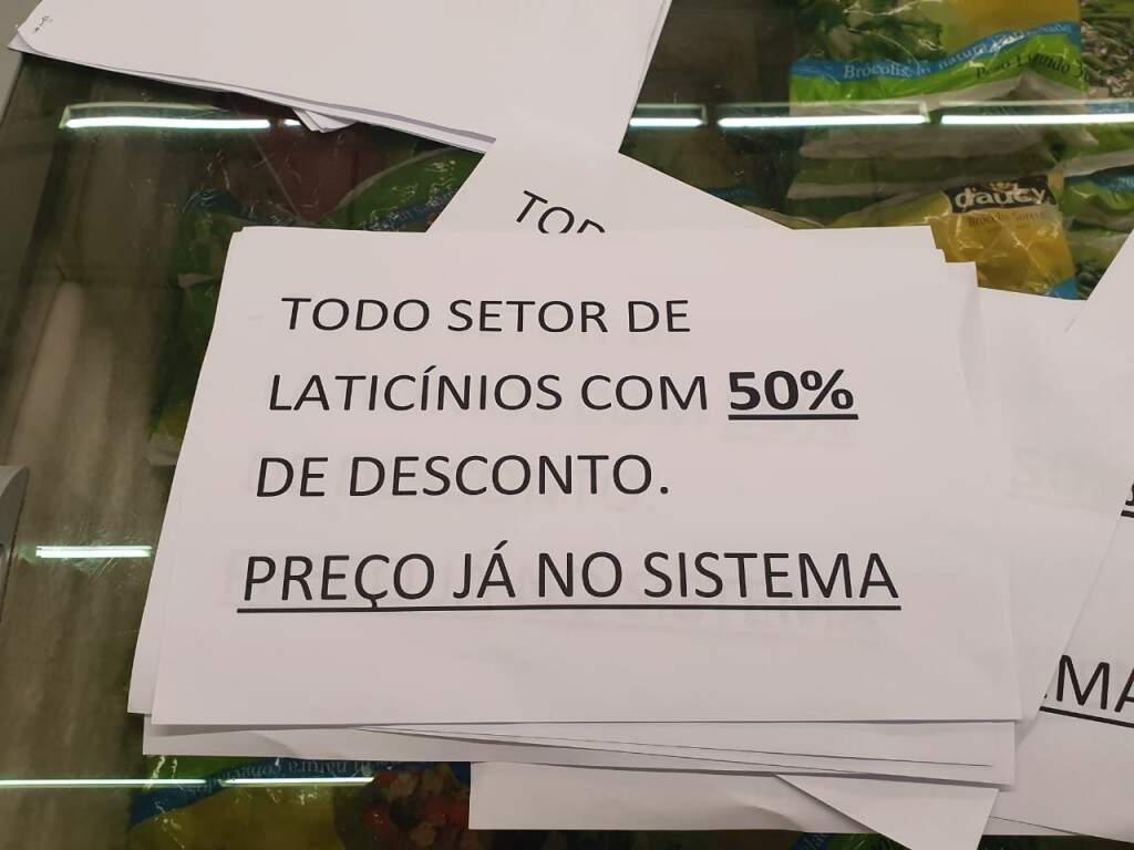 Impressões em sulfite nem chegaram a ser pregadas nas gôndolas do Wlamart, porque produtos acabaram rapidinho. (Foto: Marcos Maluf)
