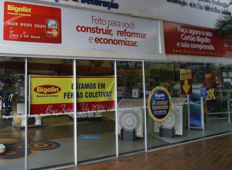Cartaz diz que loja está em férias coletiva, mas empresa afirma que é recesso. (Foto: Gerson Walber)