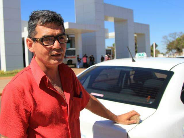 O taxista Reginaldo Medeiros lembrou ser preciso colocar uma área especial destinada aos veículos de transporte de passageiros na saída das universidades (Foto: Marina Pacheco)