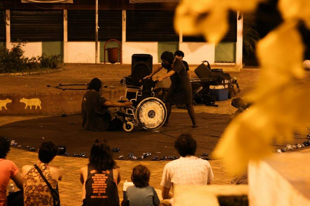 A peça que surgiu da pesquisa da atriz Tauanne Gazoso sobre o bufão, linguagem teatral que trabalha o riso em suas múltiplas facetas. (Foto: Sátiro Art Fotografia)