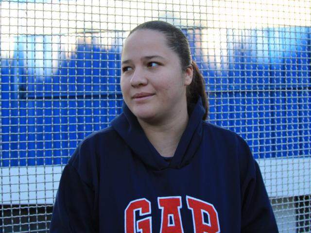 Operadora de telemarketing, Fernanda Hensel mudou rotina para incluir estudos e quer ser perita papiloscopista no futuro (Foto: Marina Pacheco)