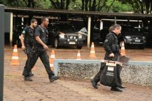 Agentes da PF com malotes de documentos apreendidos na 2º fase da Lama Asfáltica (Foto: Arquivo)