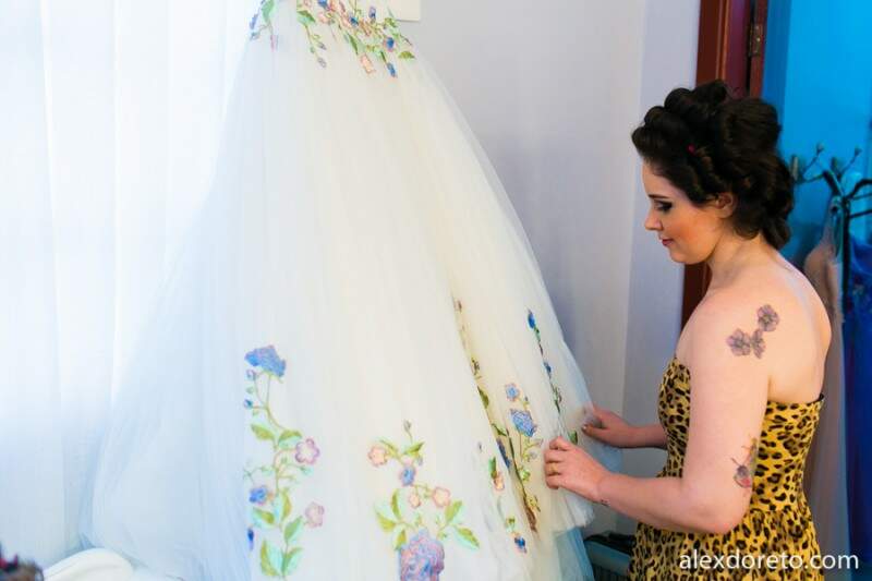 vestido de noiva bordado colorido