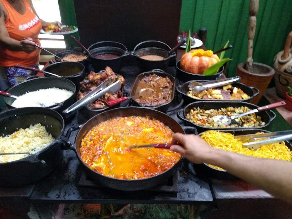 Na volta do passeio, bate aquela fome, aí é hora de resolver a questão com o almoço de comida regional na sede da Estância Mimosa (Foto: Paulo Francis)