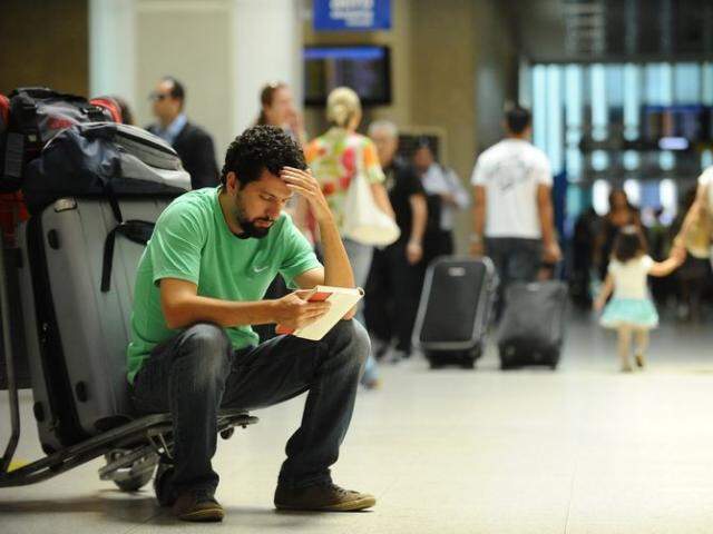 Passageiro aguarda embarque no Aeroporto Santos Dumont, administrado pela Infraero. (Arquivo/Agência Brasil)