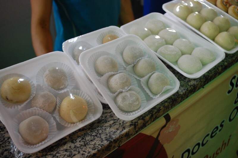 O moti é um doce japonês tradicional e comercializado na Feira Central com seis unidades por R$ 9,00 (Foto: Adriano Fernandes)