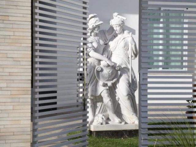 Estátua com figuras gregas que enfeitavam a frente da casa do acusado de chefiar esquema de tráfico de cocaína (Foto: Marcos Ermínio/Arquivo)