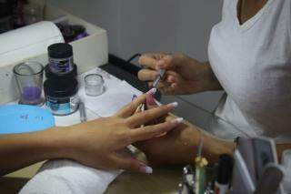 Serviço design de unhas em gel é um dos mais procurados atualmente. (Foto: Paulo Francis)