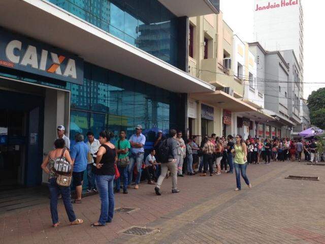 Trabalhadores esperam a vez para poder entrar na agência localizada na rua Barão do Rio Branco. (Foto: Elci Holsback)