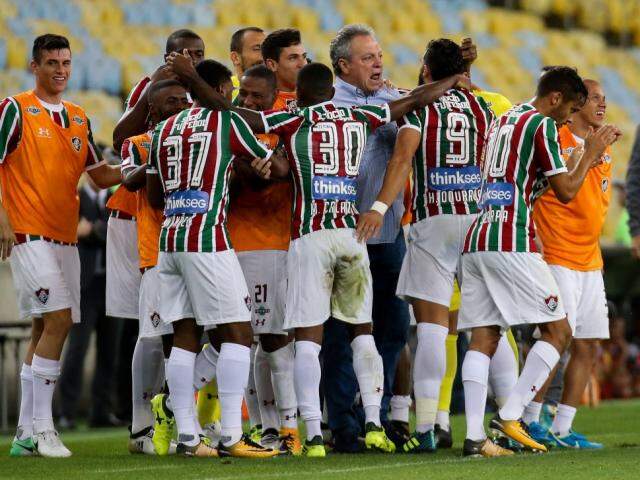 Jogadores comemorando com o técnico Abel Braga durante a vitória desta noite no Maracanã. (Foto: Site Oficial Fluminense)