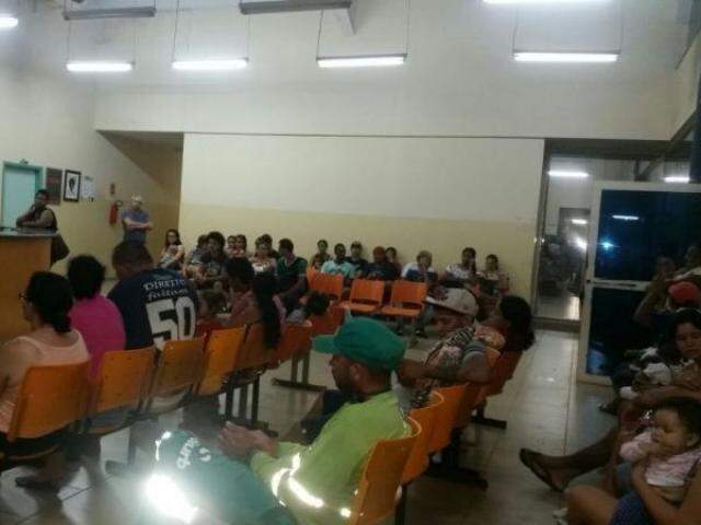 Médicos chegaram apenas por volta das 21h45, mas longa esperava já tinha sido formada, diz leitor (Foto: Direto das Ruas)