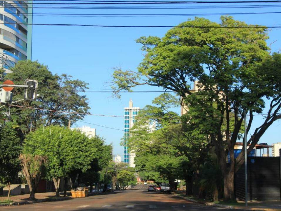 O dia amanheceu com céu claro na capital sul-mato-grossense e não há previsão de chuva para hoje (Foto: Marina Pacheco)