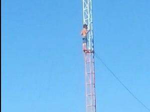 Menino escala torre de internet e preocupa vizinhos. (Foto: Direto das Ruas)