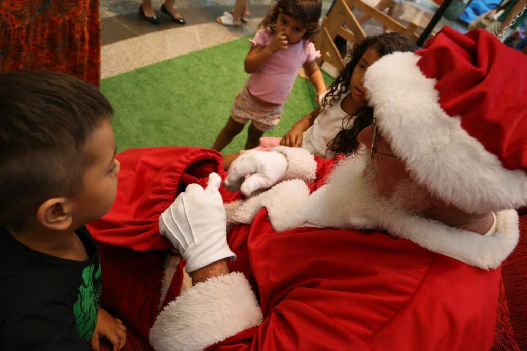 Além de muitos pedidos, Josino Recebe inúmeras cartinhas que ficam guardadas no saco de presentes. (Foto: Kísie Ainoã)