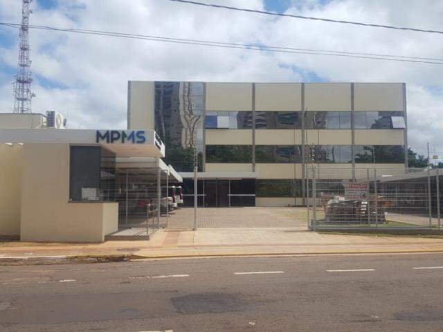 Prédio do MPMS onde funcionam as promotorias de Patrimônio Público; resolução abre possibilidade para promotores atuarem, com aval da PGJ, em casos contra autoridades estaduais. (Foto: MPMS/Divulgação)