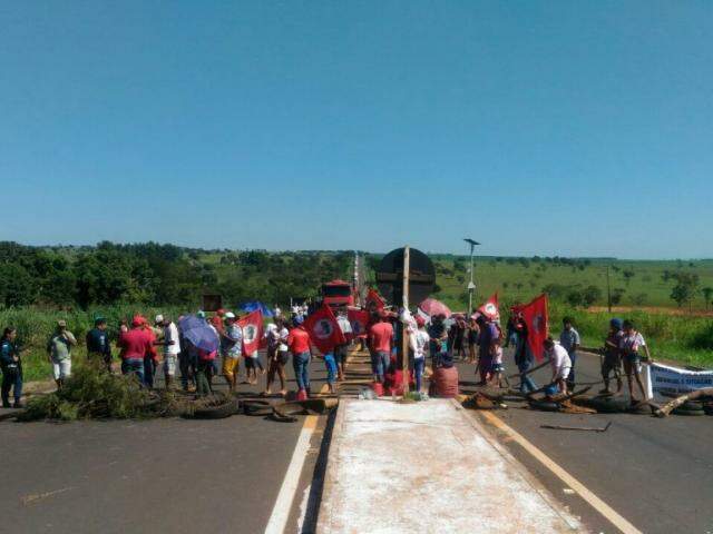 Sem-terra bloqueando trecho da BR-267 na manhã desta sexta-feira em Mato Grosso do Sul (Foto: Direto das Ruas)
