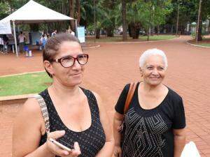 Maristela e a mãe, Evangelina, gostaram do fim do horário de verão (Foto: Henrique Kawaminami)