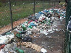 Por causa de entulho, visitantes foram impedidos de entrarem com comida e outros (Foto: Divulgação)