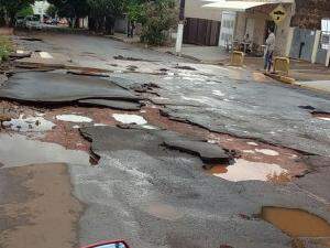 O asfalto ficou totalmente danificado na rua, que é linha de ônibus. (Foto: Direto das Ruas)