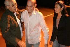 Em 2006, Hyran Garcete (ao centro) deixa presídio e é recebido por sogro e esposa. (Foto: Arquivo)
