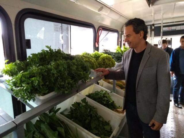 Prefeito Marquinhos Trad (PSD) vistoria ônibus que comercializará produtos de assentamentos na Capital (Foto: Kleber Clajus)