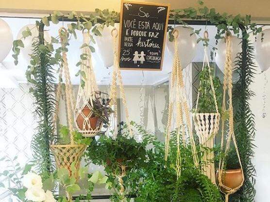 Com proposta de levar o verde para outros momentos da vida, os suportes de macramê ganham espaço até na decoração de festas (Foto: Reprodução Instagram)
