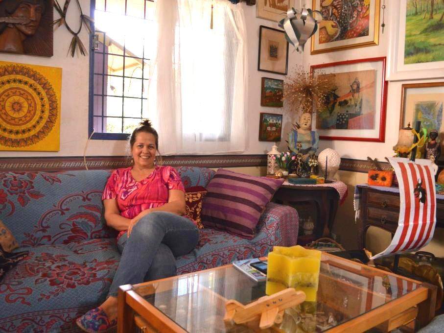Na sala de casa, Miska Thomé falou da arte de envelhecer ou não ao longo da vida. (Foto: Thailla Torres)