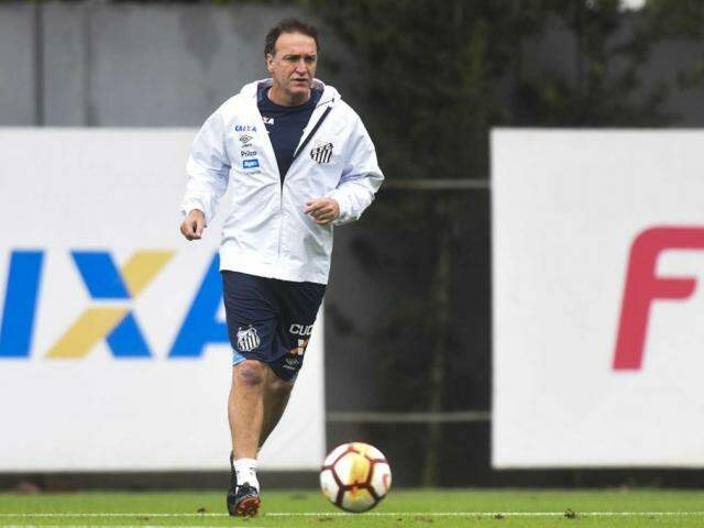 Técnico Cuca bate bola durante treino do Santos na preparação para o jogo de hoje (Foto: Ivan Storti/Santos FC)