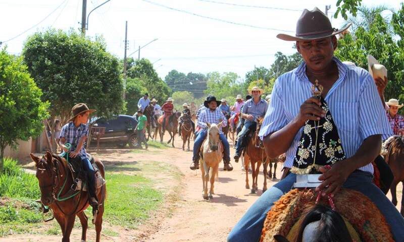 Fiéis seguem a cavalo até uma capela construída em uma chácara às margens da rodovia (Foto: Lucia Marta de Lira / arquivo pessoal)