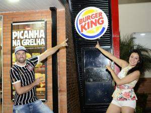 O casal brincou durante ensaio fotográfico no restaurante.